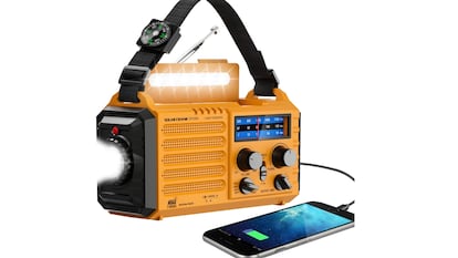 LO MÁS VENDIDO EN ESCAPARATE: Radio de emergencia solar y portátil. SOLO 83€ 